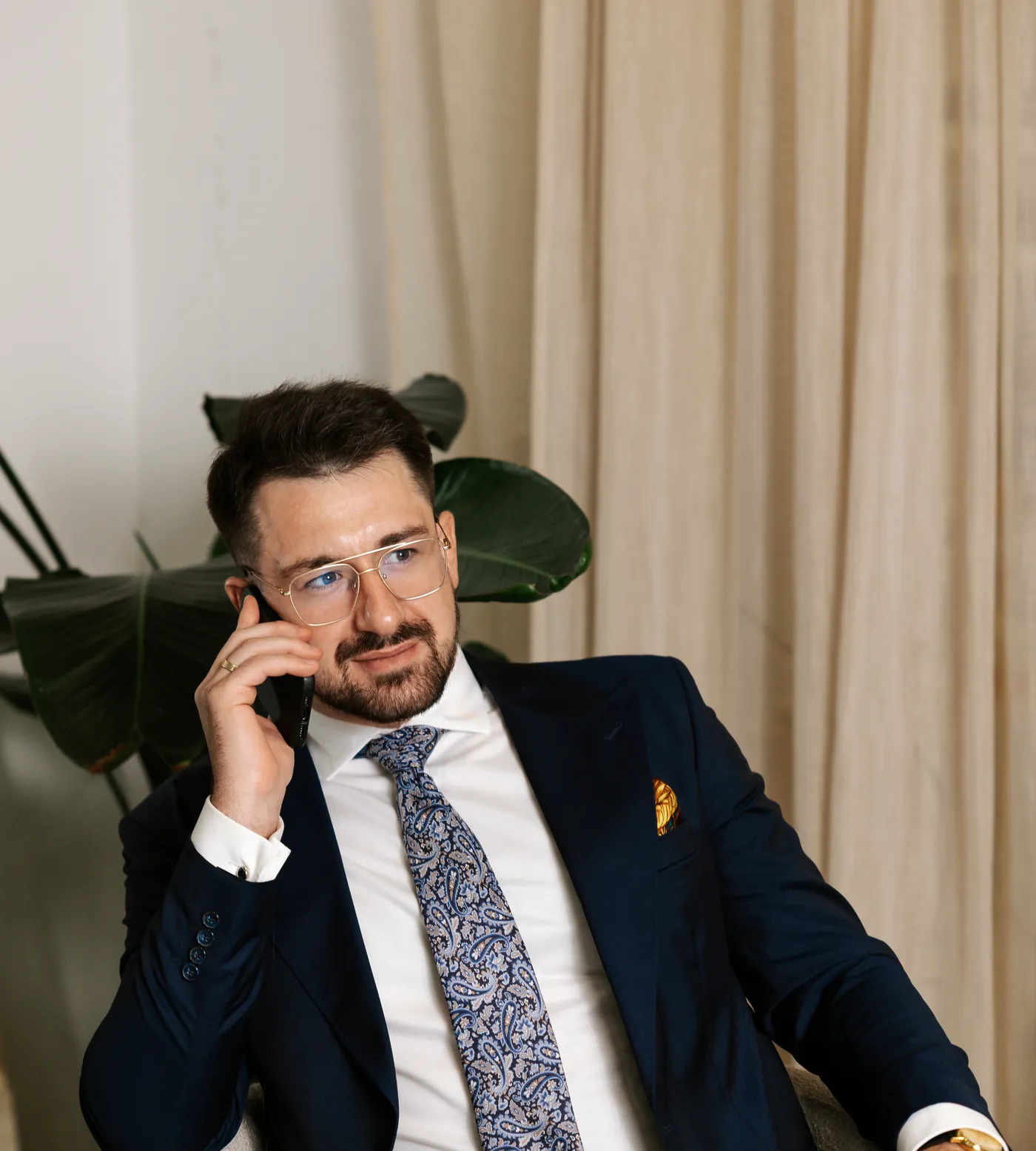 adw. dr Maciej Muzyka podczas rozmowy telefonicznej z klientem